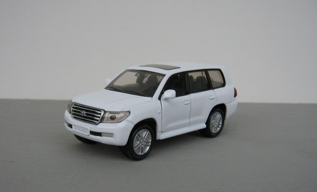 Металлическая машина Toyota Landcruiser, 1:55  